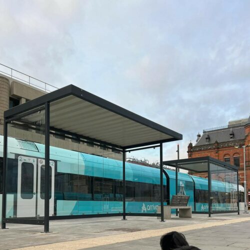 Bushokje Palermo 21 Bushokjes model Palermo op het station Groningen, alleen de zitbanken er nog in en deze abri's zijn gereed voor gebruik. Op deze afbeelding 2 stuks van de 5 bushokjes die we gemonteerd hebben.